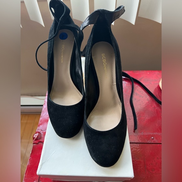 BCBG generation strapped up heels . Size 7 - Picture 2 of 3
